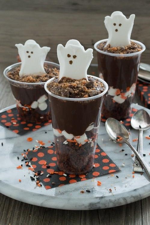 Festeggia Halloween con un parfait di budino! Aggiungi brownie, marshmallow, budino e le tue caramelle di Halloween preferite.