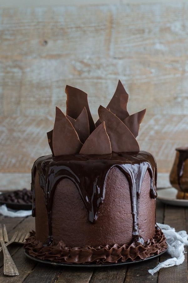 Torta al Cioccolato Cioccolato - Bentornato cioccolato! Torta al Cioccolato Cioccolato fatta in casa con scaglie di cioccolato, glassa al cioccolato e frosting al cioccolato.