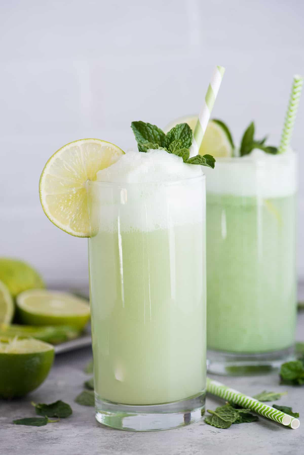 Un punch al sorbetto al lime rinfrescante e dal sapore incredibile, perfetto per ogni occasione.