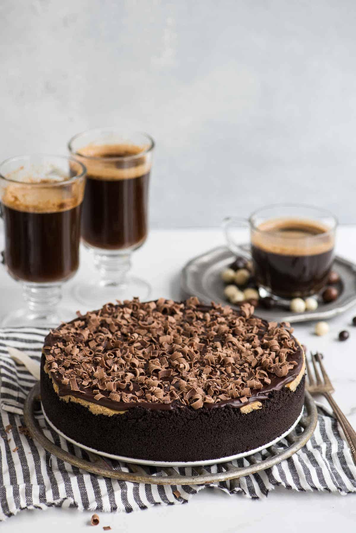 Cheesecake al Caffè 2 cheesecake all'espresso su alzata in metallo con tazzine da caffè sullo sfondo