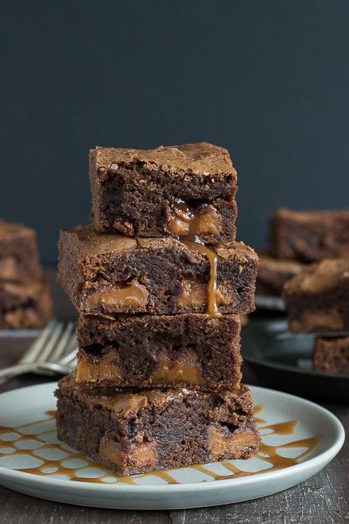 Brownies al cioccolato fondente ripieni di Rolo: incredibilmente morbidi e gocciolanti di caramello!
