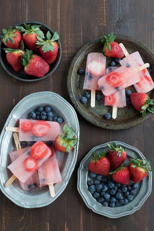 Ghiaccioli al limone e frutti di bosco: perfetti per l'estate con fragole e mirtilli freschi!