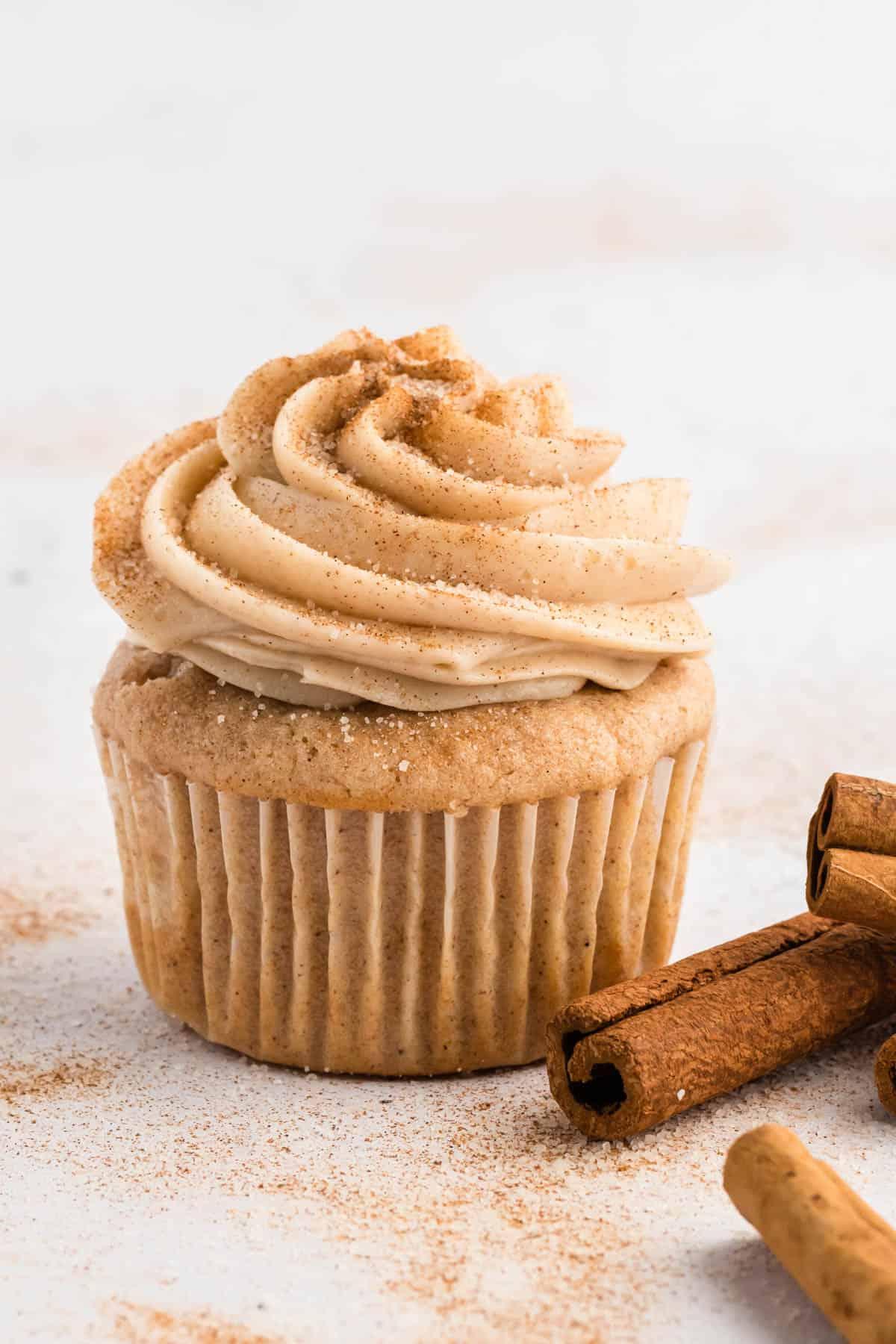 **Glassa al formaggio cremoso alla cannella** 2 Glaseado de queso crema con canela en un cupcake con canela en rama y azúcar de canela