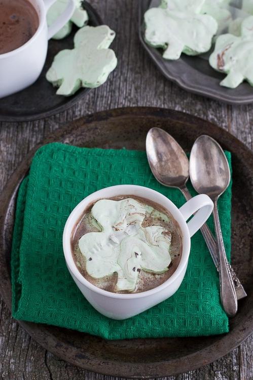 Marshmallow Menta e Cioccolato a Forma di Trifoglio - una divertente ricetta di marshmallow fatti in casa per San Patrizio. Marshmallow Menta e Cioccolato a Forma di Trifoglio in una tazza di Cioccolata Calda