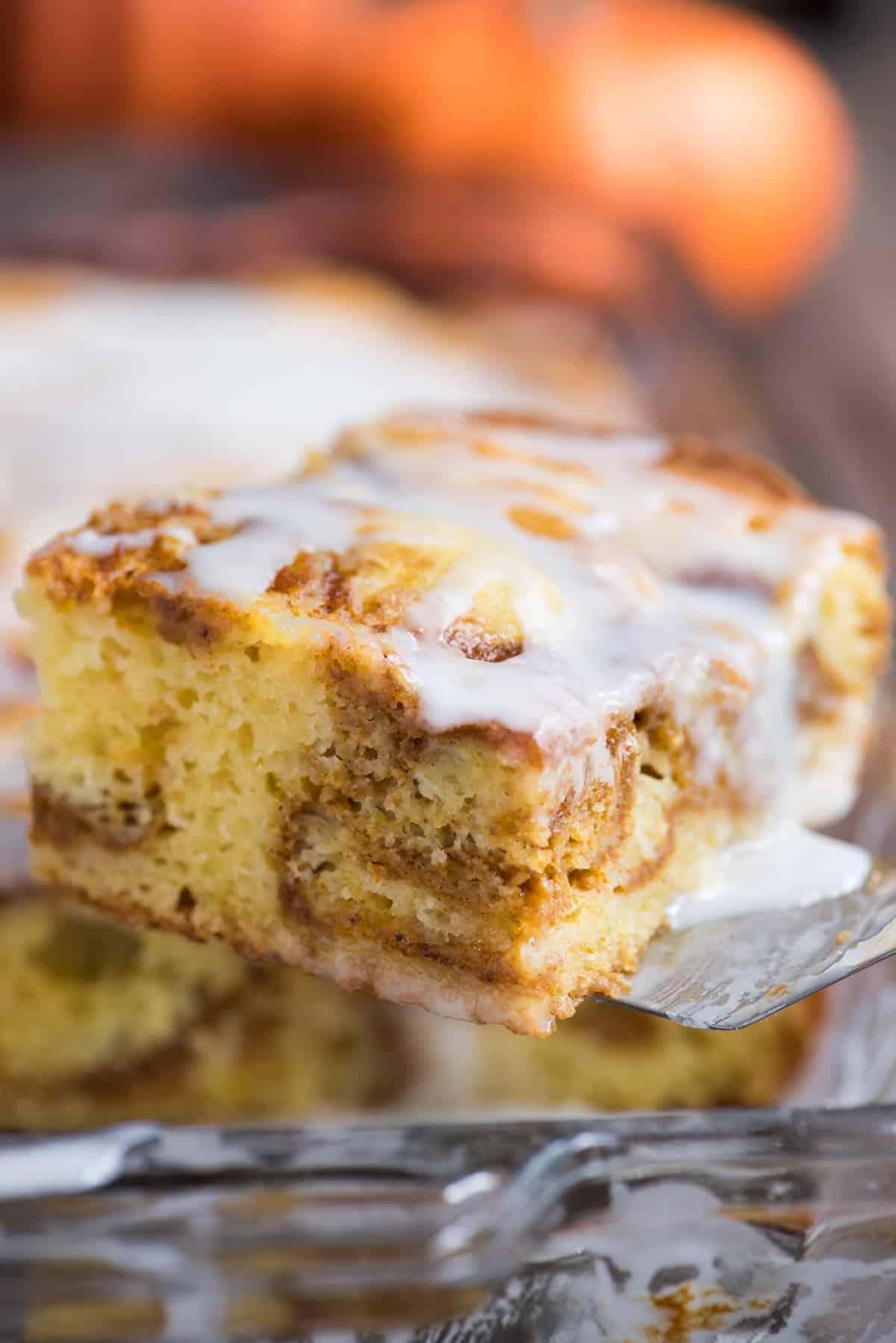 Facile Torta alla Zucca Marmorizzata 2 Una fetta di torta gialla con uno strato di zucca marmorizzato su una spatola di metallo.