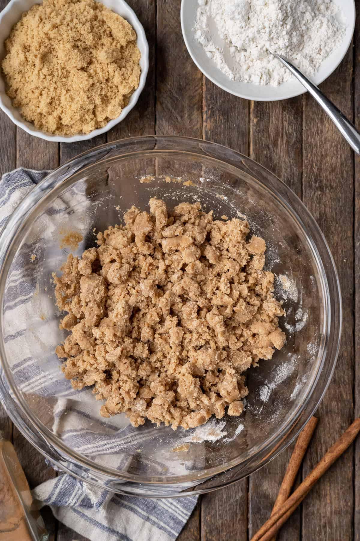 Ricetta della Copertura Sbriciolata 2 copertura sbriciolata in ciotola di vetro su sfondo di legno
