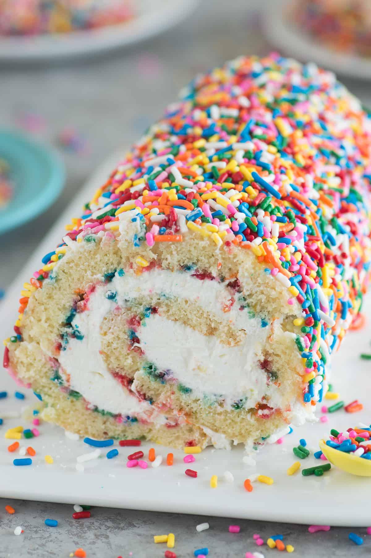 Rotolo di Torta Confetti 2 Il Rotolo di Torta Funfetti Definitivo: Un'esplosione di vaniglia, glassa al formaggio e codette colorate!
