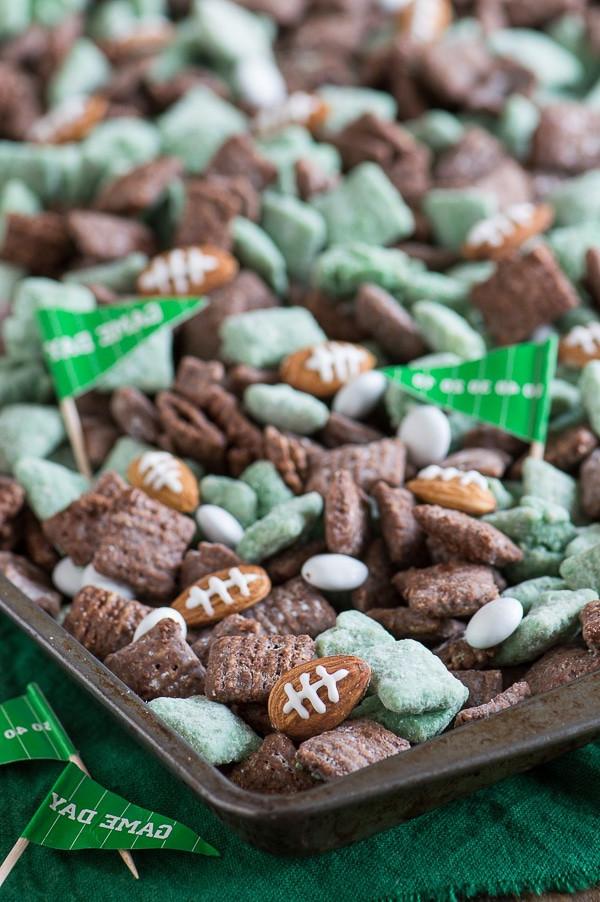 Calcio Puppy Chow 2 Puppy Chow Football Americano verde e marrone con mandorle a forma di pallone e bandierine Game Day