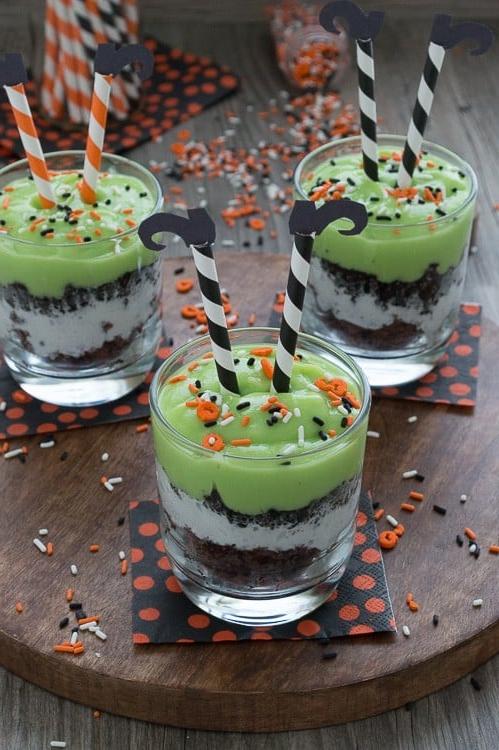 Festeggia Halloween con un parfait di budino. Mescola budino verde e aggiungi pezzi di brownie, panna montata e Oreo. Guarnisci il parfait con gambe di strega facili da realizzare!