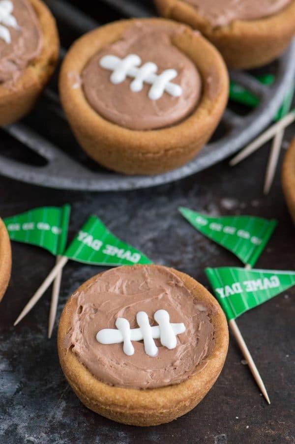 **Coppette Football di Biscotti allo Zucchero** 2 Bandiere da Giorno della Partita e biscotti a tazza a tema football con cheesecake