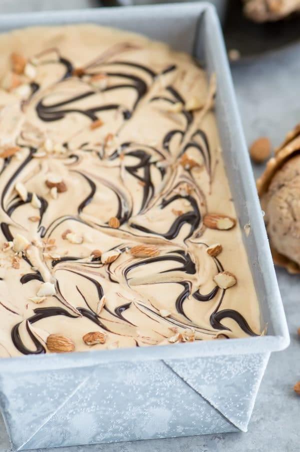 Gelato Moka Mandorle e Fudge Senza Gelatiera: Cremoso e Facile da Preparare a Casa!