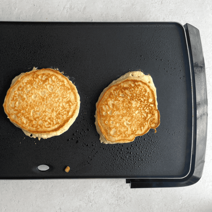 Pancakes Soffici Fatti in Casa 11 Due pancake in cottura su una piastra piatta.