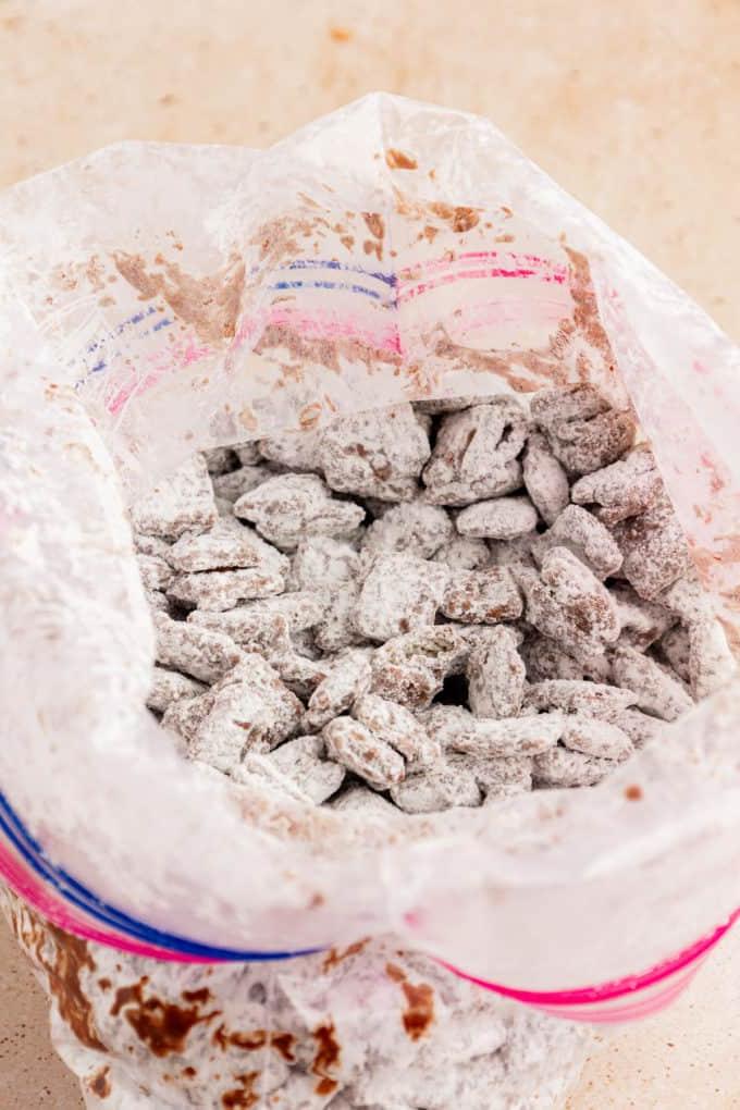 Cereali chex ricoperti da una miscela di cioccolato e zucchero a velo in una grande busta con chiusura a zip