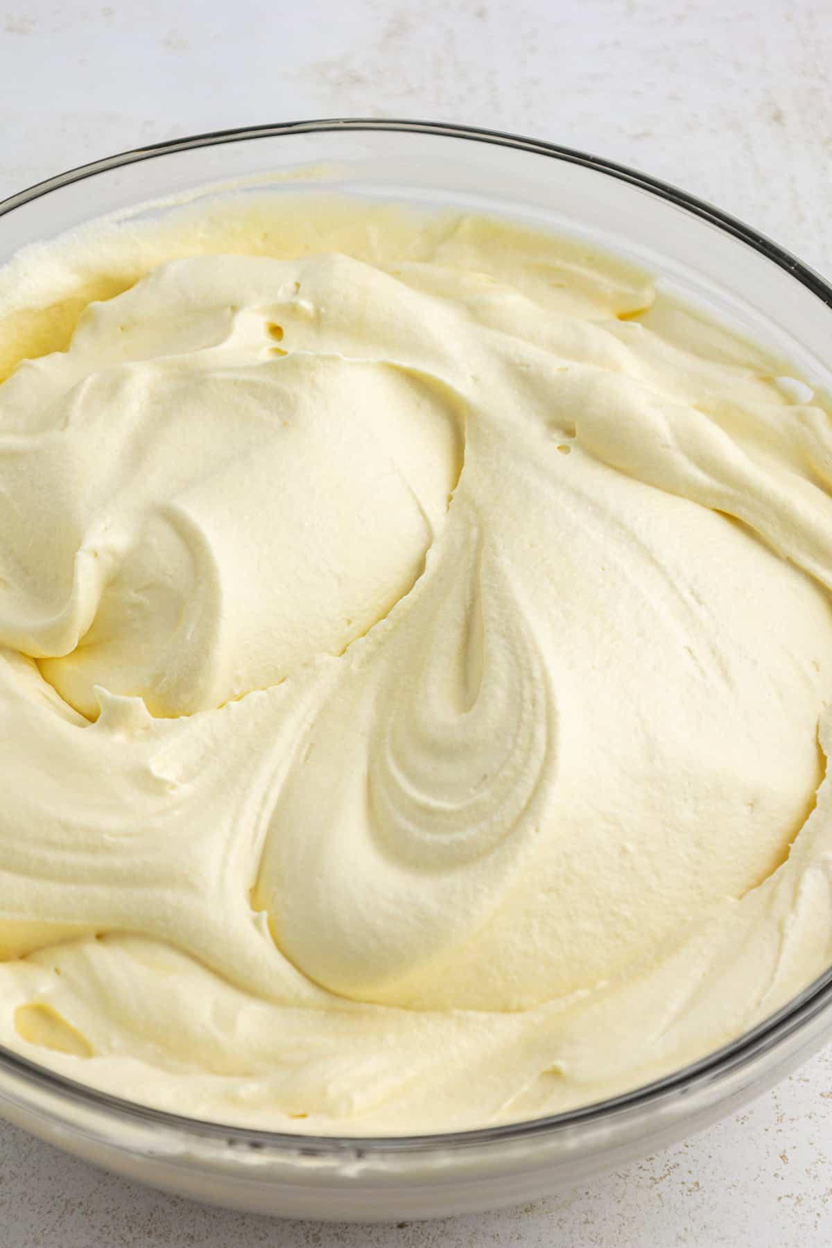 La migliore ricetta per la Torta al Fango 12 Latte e budino istantaneo alla vaniglia mescolati in una grande ciotola di vetro trasparente