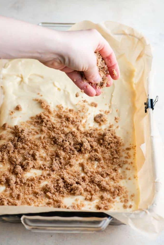 Ricetta Torta Umida al Caffè 12 Topping di crumble sparso in una teglia foderata con carta forno