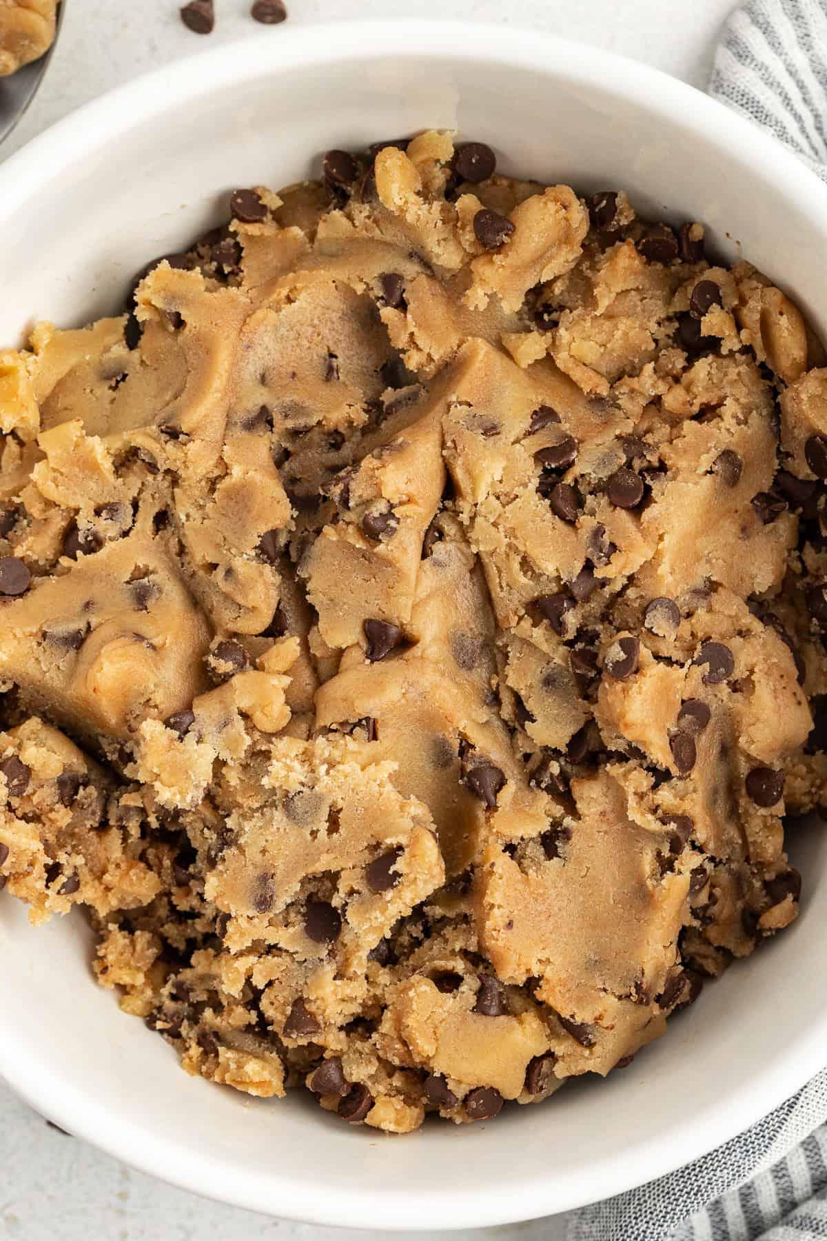 **Semplice Impasto per Biscotti Commestibile** 12 chocolate chip cookie dough in a large white bowl