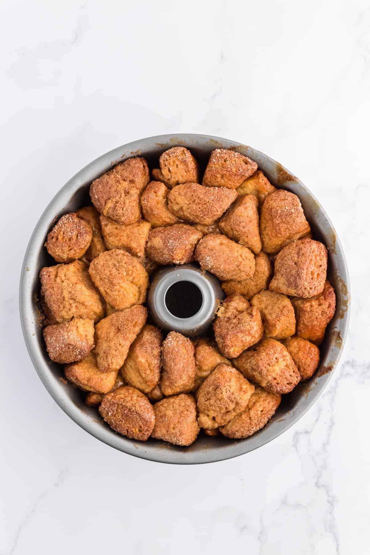 Pane delle scimmie di biscotti 13 Monkey Bread in uno stampo a ciambella appena uscito dal forno