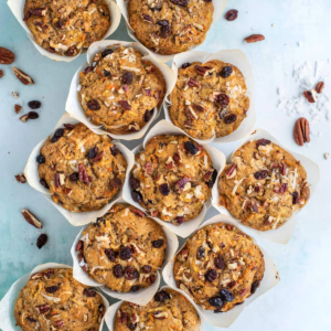 Muffin Morning Glory 13 Muffin Morning Glory disposti l'uno intorno all'altro nei pirottini di carta.