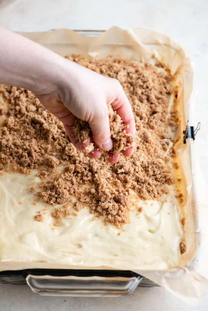 Ricetta Torta Umida al Caffè 15 Topping di crumble sparso sull'impasto della torta al caffè in una teglia foderata con carta forno