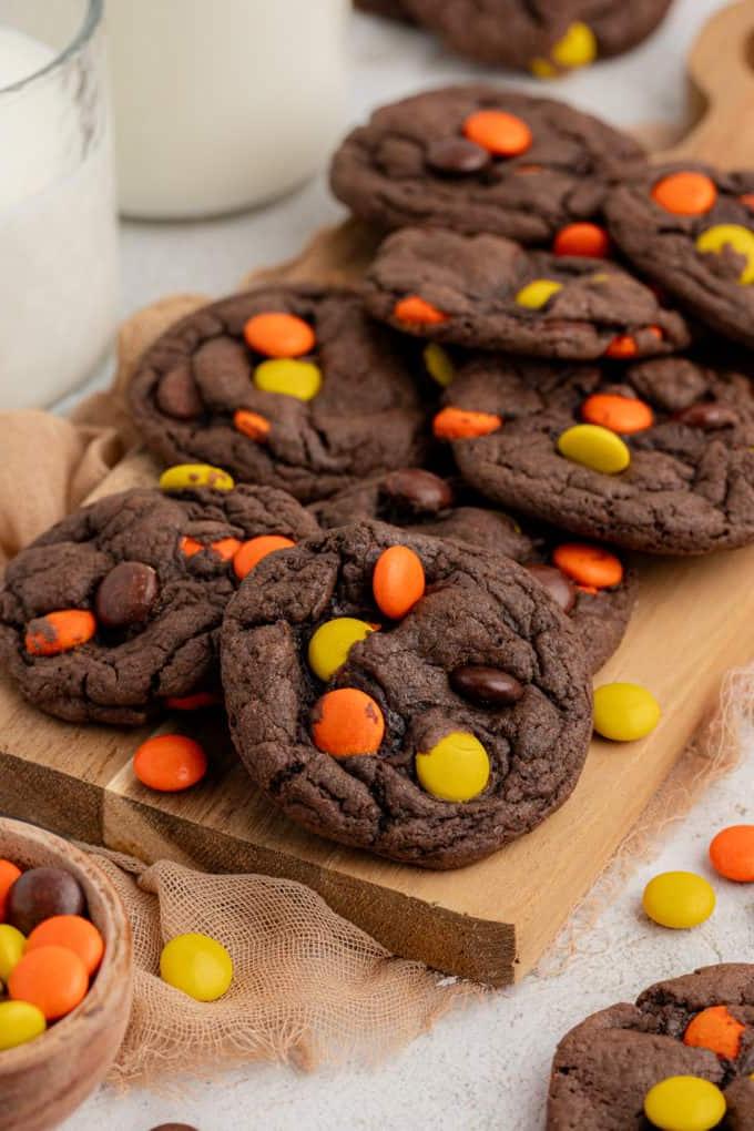 Fare Biscotti dal Mix per Torte 15 Biscotti con preparato per torte Reese's Pieces su un tagliere di legno