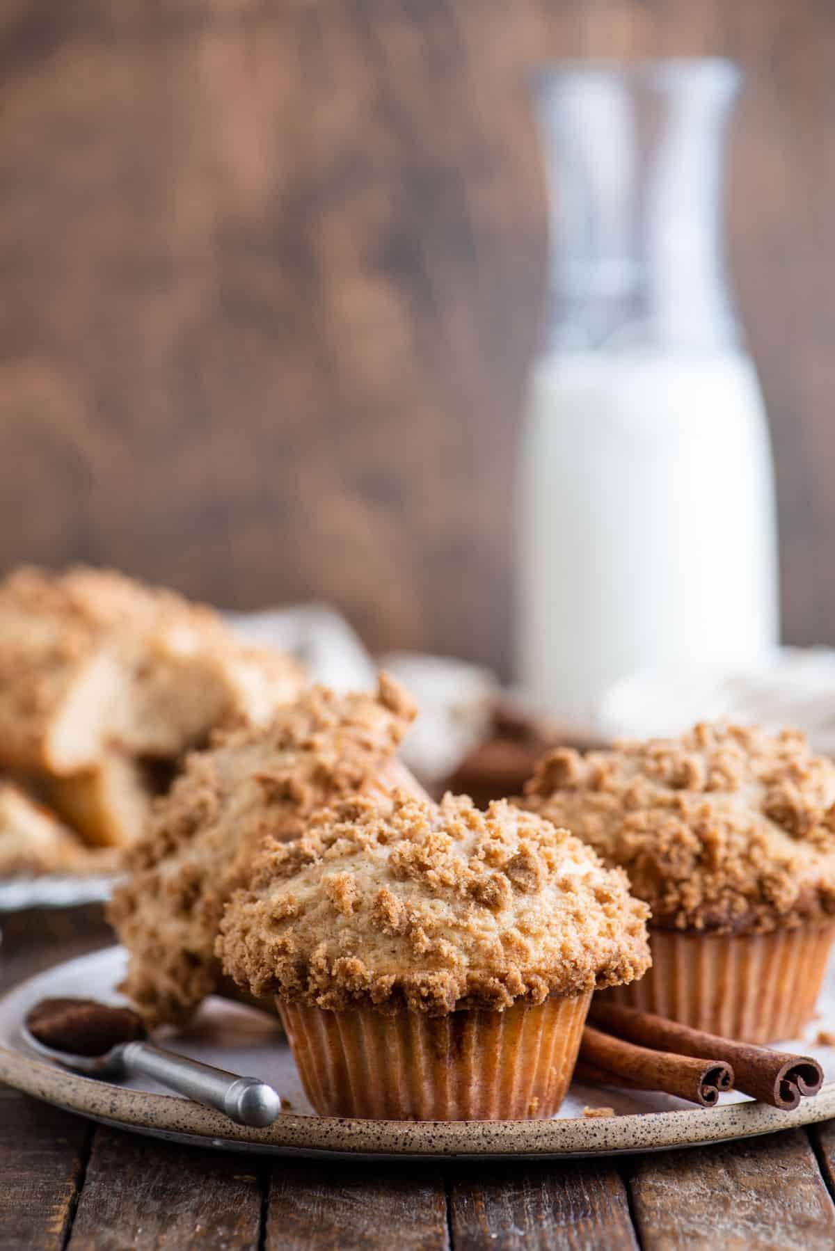 Muffin alla Sbriciolata 15 muffin al caffè su un piatto bianco su sfondo di legno