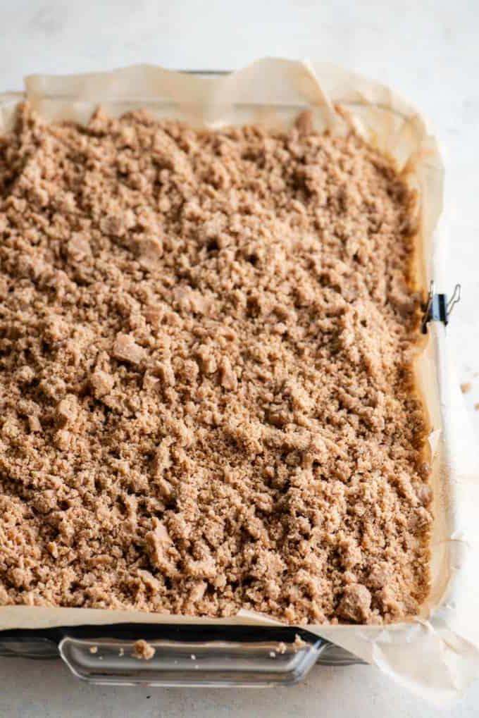 Ricetta Torta Umida al Caffè 16 Impasto di torta al caffè con topping di crumble in una teglia foderata con carta forno