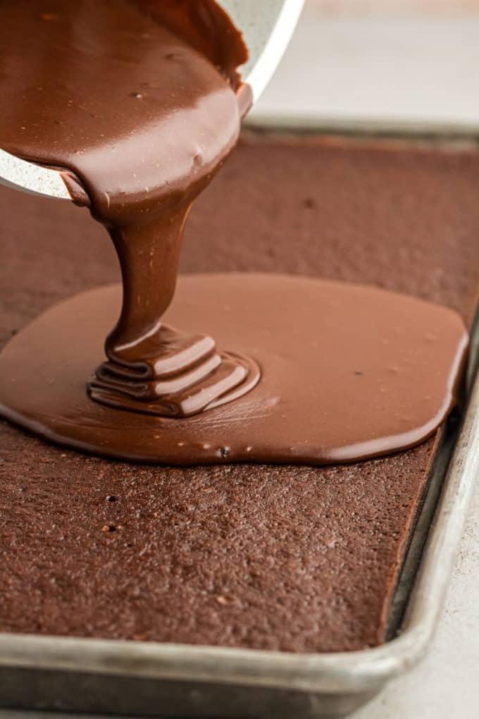 Glassa al cioccolato versata su una torta Texana al cioccolato