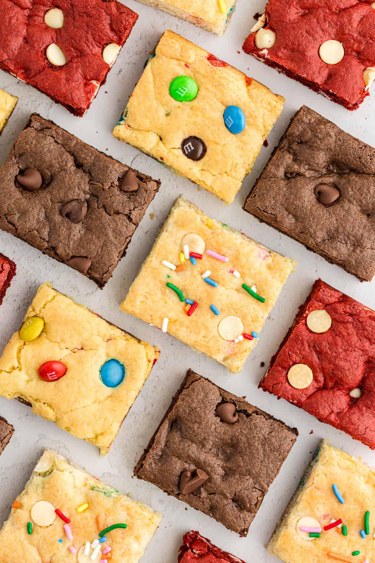 Barrette di biscotti da preparato per torte 18 rows of assorted flavors of cake bars including chocolate, red velvet, funfetti, chocolate chip, M&M