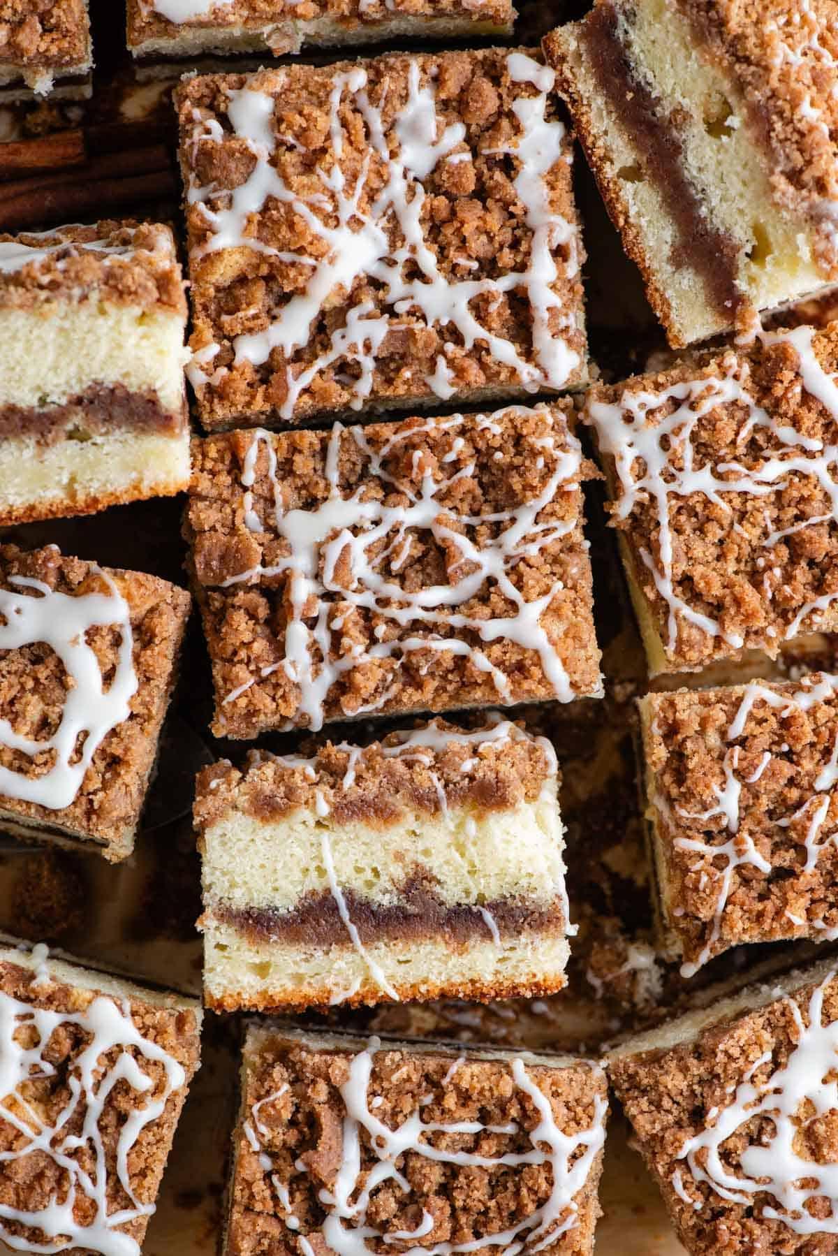 Ricetta Torta Umida al Caffè 18 Fette di torta al caffè disposte l'una intorno all'altra, alcune di lato