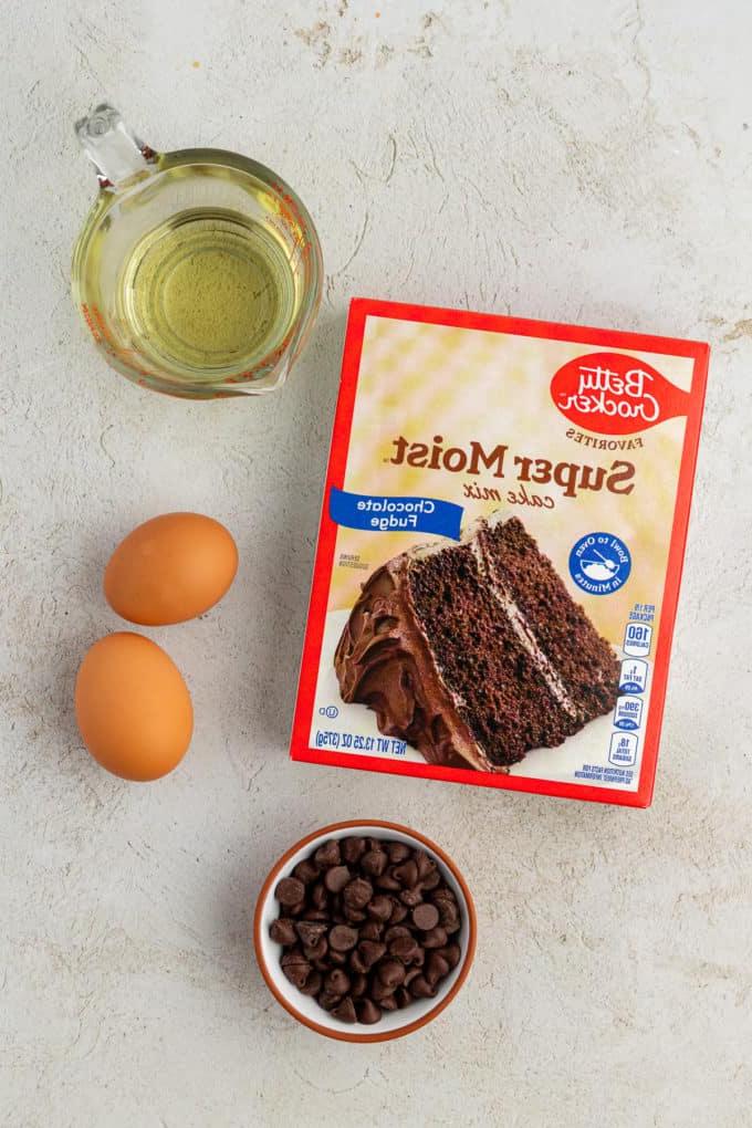 Fare Biscotti dal Mix per Torte 18 Ingredienti per biscotti doppio cioccolato con preparato per torte, inclusi una scatola di preparato per torte al cioccolato, una ciotola di gocce di cioccolato, due uova e olio vegetale