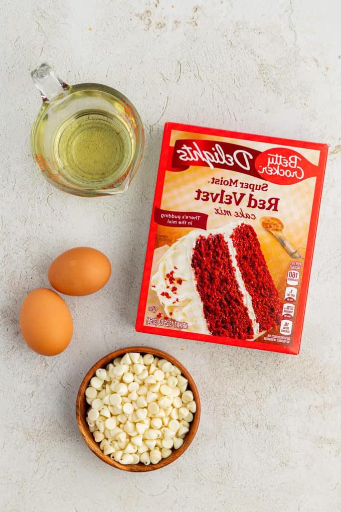 Fare Biscotti dal Mix per Torte 20 Ingredienti per biscotti Red Velvet con preparato per torte, inclusi una scatola di preparato per torte Red Velvet, due uova, una ciotola di legno di gocce di cioccolato bianco e olio vegetale