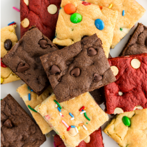 Barrette di biscotti da preparato per torte 20 an assortment of cake mix cookie bars piled on top of each other