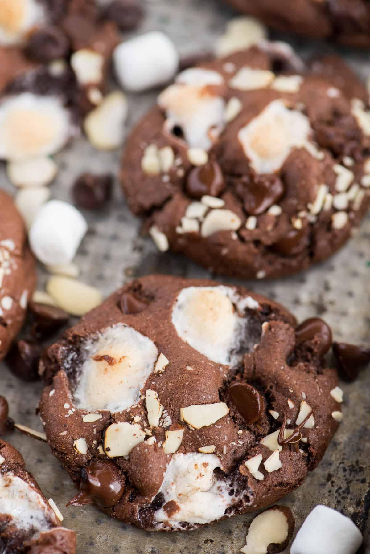 Biscotti Rocky Road su una teglia di metallo, pronti per essere infornati.