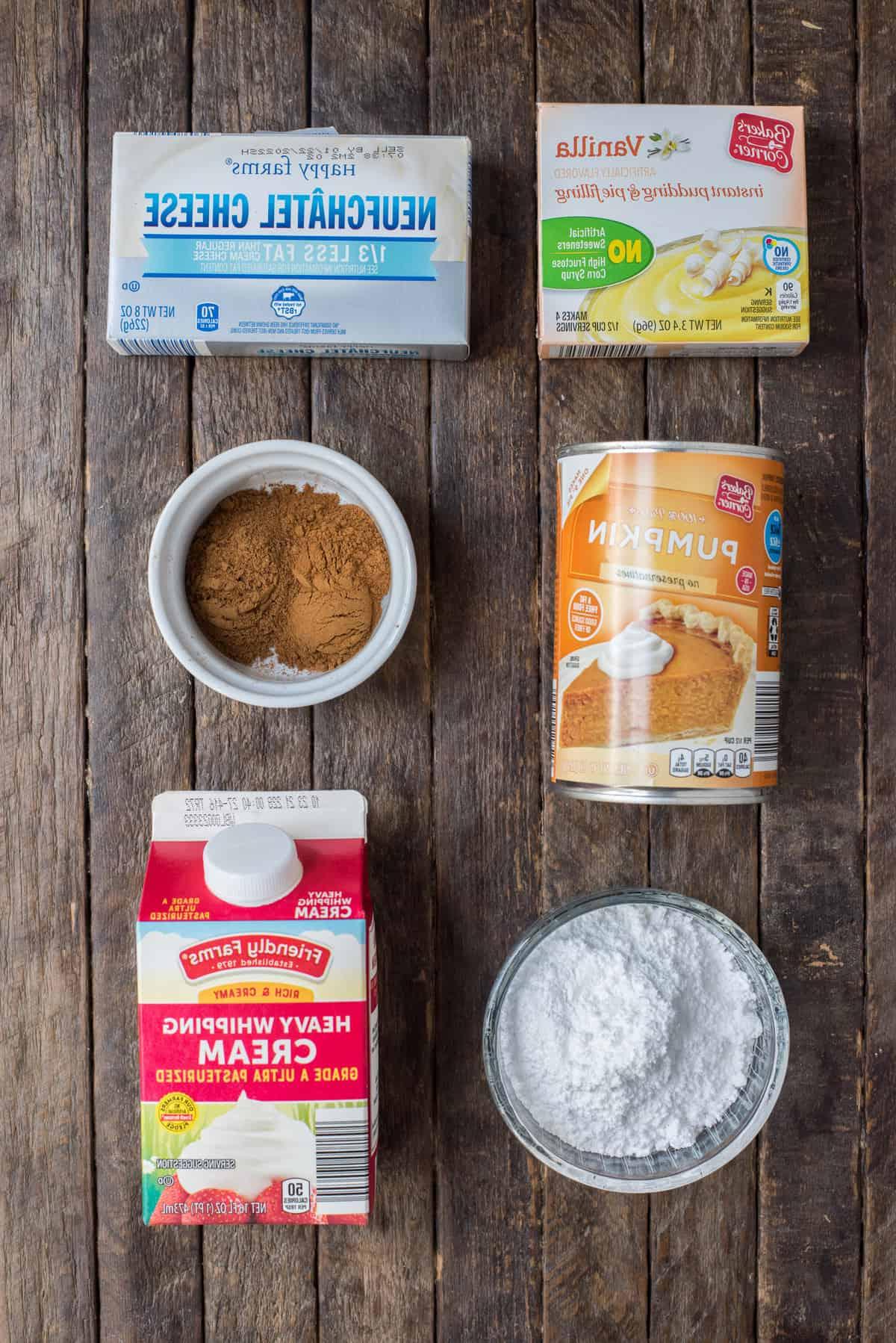 **Mousse di Zucca** 3 Ingredienti per la soffice crema di zucca su sfondo di legno.