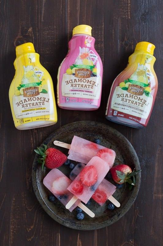 Ghiaccioli al limone e frutti di bosco: perfetti per l'estate con fragole e mirtilli freschi!