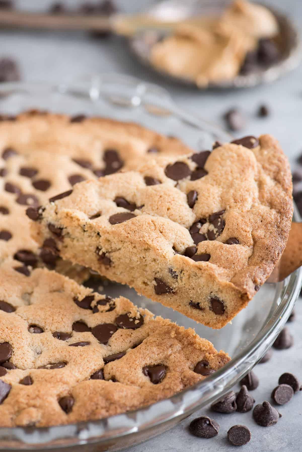 **Torta Biscotto al Burro di Arachidi e Gocce di Cioccolato** 3 Torta Biscotto al Burro d'Arachidi e Gocce di Cioccolato pronta per essere servita