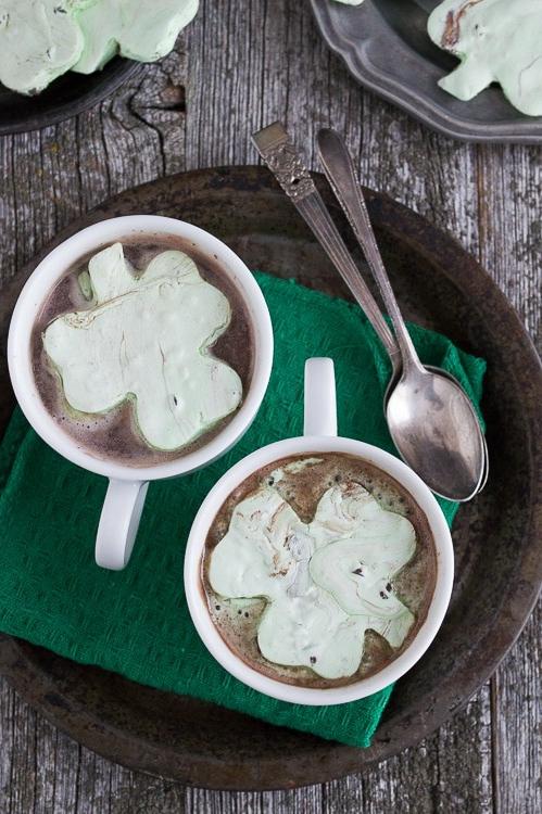Marshmallow Menta e Cioccolato a Forma di Trifoglio - una divertente ricetta di marshmallow fatti in casa per San Patrizio. Marshmallow Menta e Cioccolato a Forma di Trifoglio in due Tazze di Cioccolata Calda