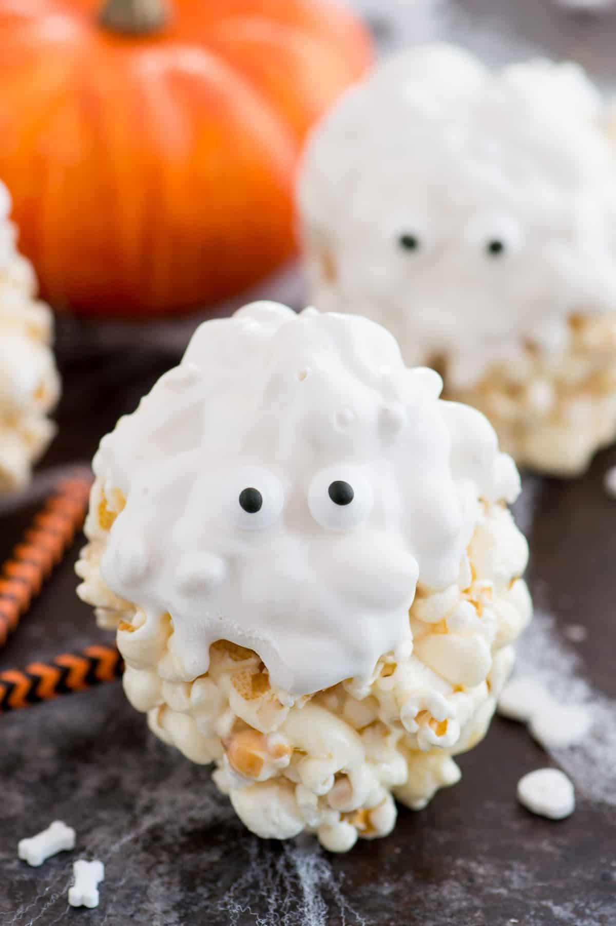 Palle di Popcorn Fantasma 3 Palle di popcorn ricoperte di cioccolato bianco con occhietti di zucchero per assomigliare a fantasmi
