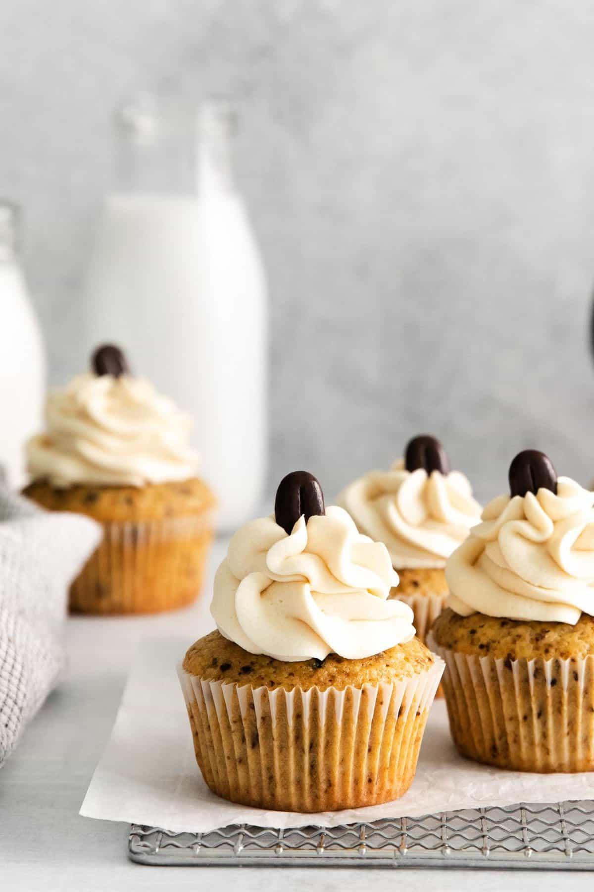 Cupcakes al caffè 3 muffin all'espresso con glassa al caffè e chicco di caffè