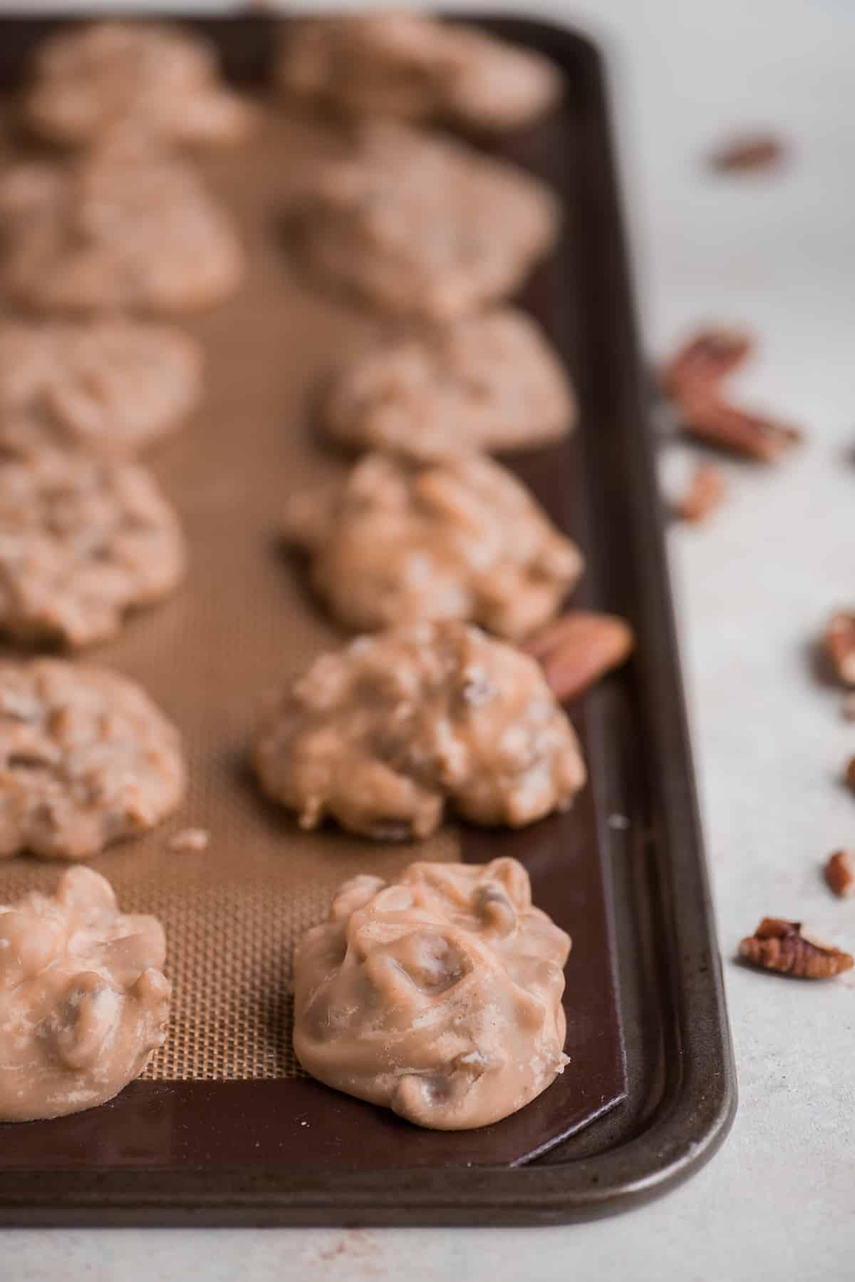 Praline al Pecan 3 Praline di pecan disposte a griglia su una teglia da forno