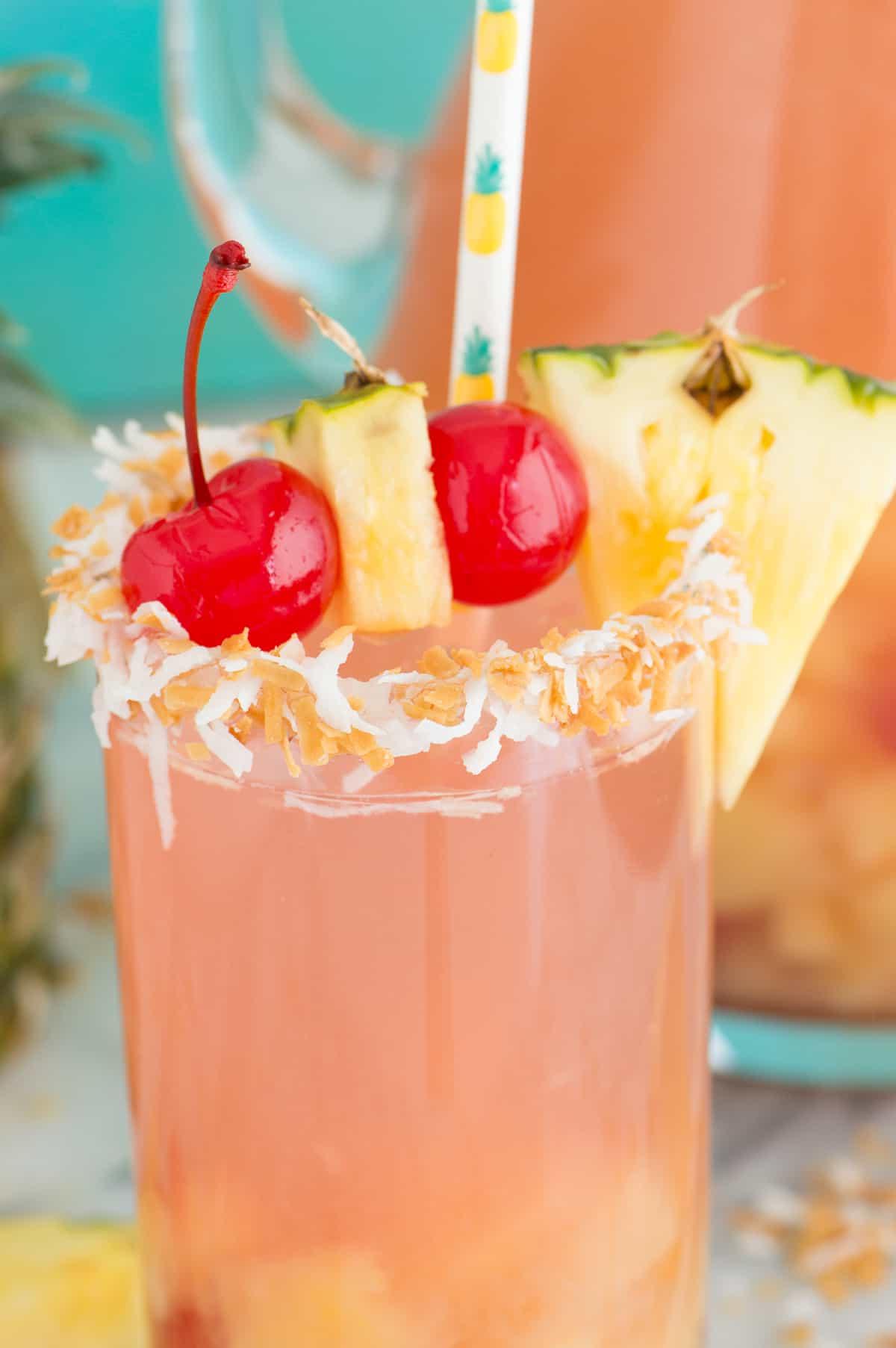 Pina Colada Sangria 3 Sangria Piña Colada in un bicchiere da cocktail con ananas e ciliegia