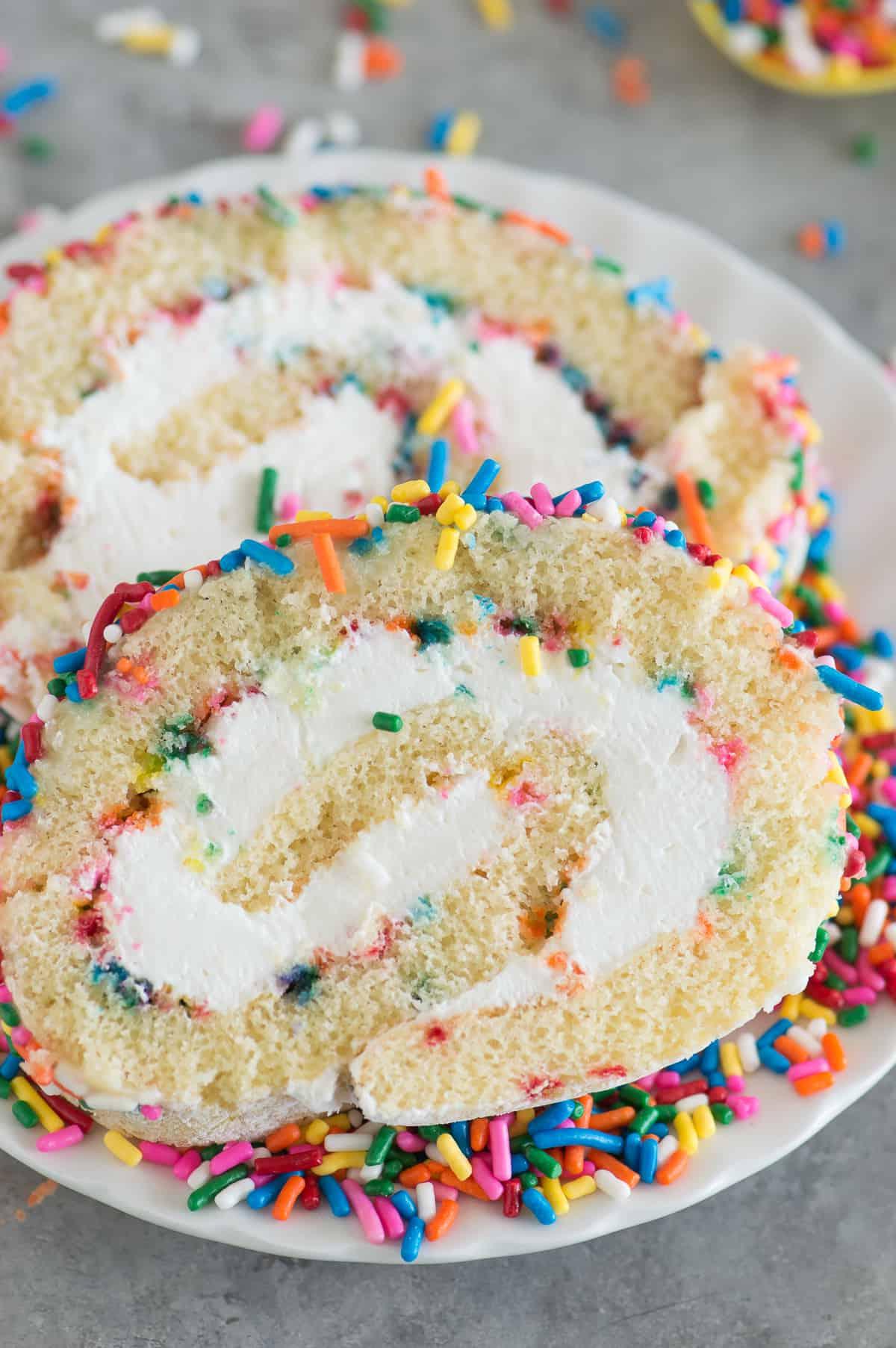 Rotolo di Torta Confetti 3 Un Rotolo di Torta Funfetti con una generosa quantità di codette colorate che spuntano dalla glassa al formaggio cremoso.