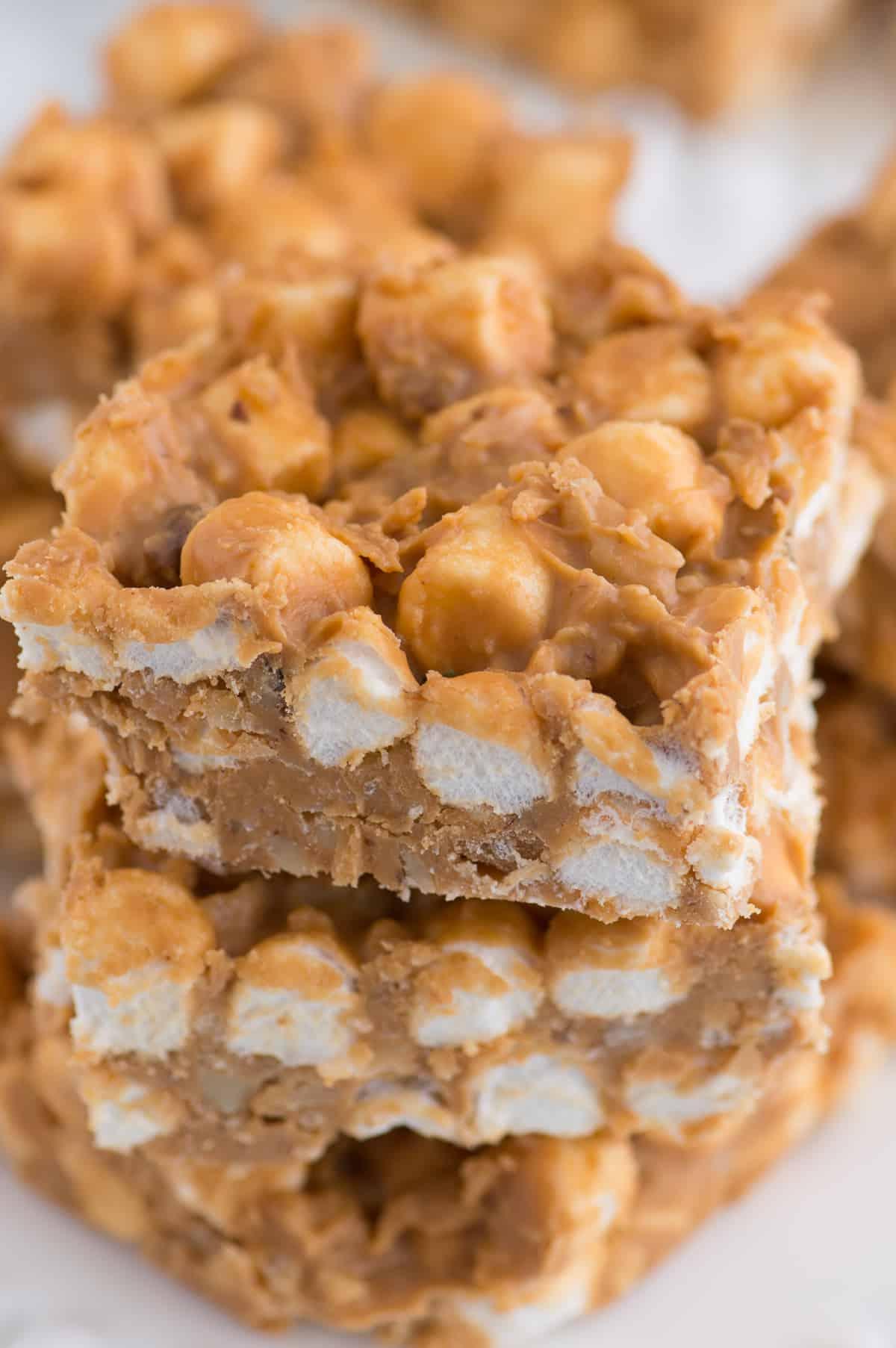 Barrette Senza Cottura al Butterscotch e Marshmallow 3 3 barrette marshmallow al butterscotch impilate una sull'altra su sfondo bianco, con una chiara visione della loro stratificazione e ingredienti.