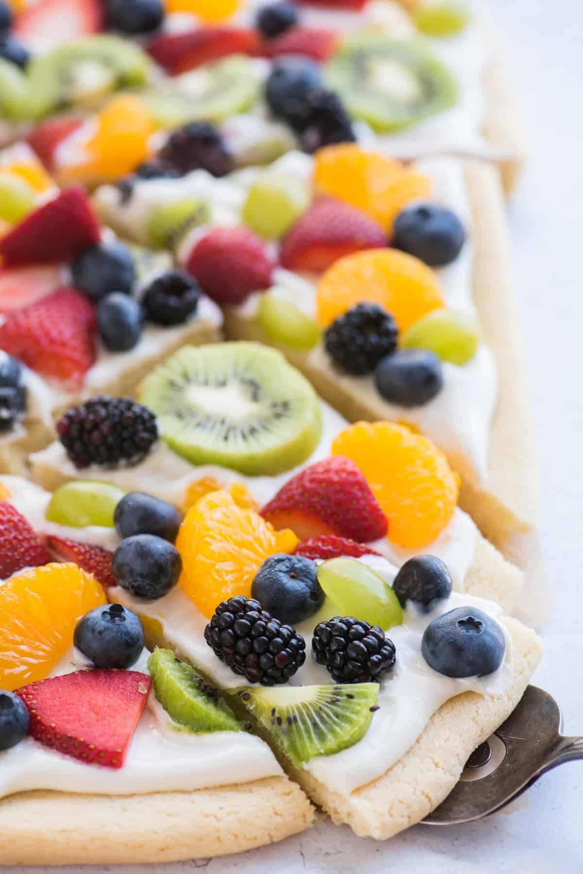 Fetta di pizza di frutta su una spatola di metallo