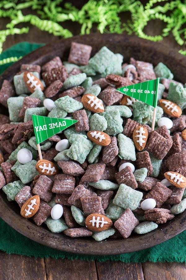 Calcio Puppy Chow 3 Puppy Chow Football Americano verde e marrone con mandorle a forma di pallone e bandierine Game Day in un piatto di metallo