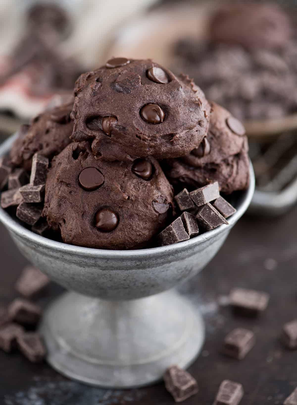 Biscotti Sani al Cioccolato Fondente e Olio di Cocco - Stimati a 150 calorie. Adoro che la ricetta richieda ingredienti comuni e senza zucchero raffinato, burro o olio! Biscotti sani al cioccolato fondente e olio di cocco in una ciotola con piccoli pezzi di cioccolato.