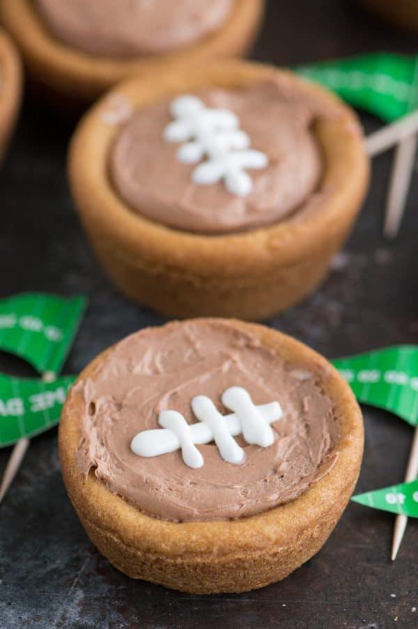 **Coppette Football di Biscotti allo Zucchero** 3 Biscotto a tazza a tema football con cheesecake al cioccolato