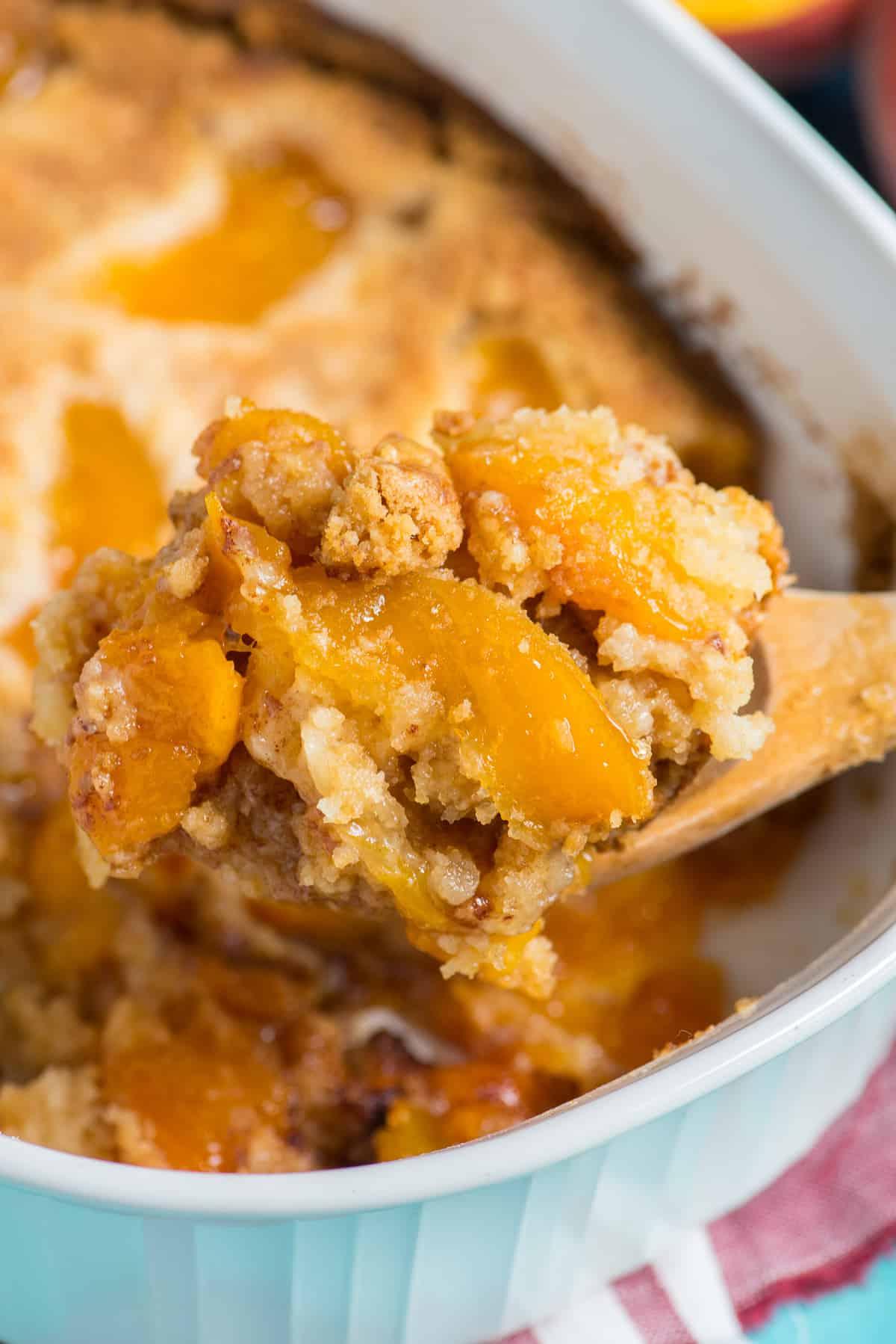 Torta Facile di Pesche con Preparato per Torta 3 cucchiaio di torta di pesche dump cake su spatola di legno