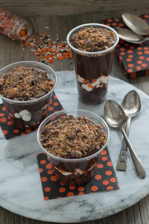 Festeggia Halloween con un parfait di budino! Aggiungi brownie, marshmallow, budino e le tue caramelle di Halloween preferite.