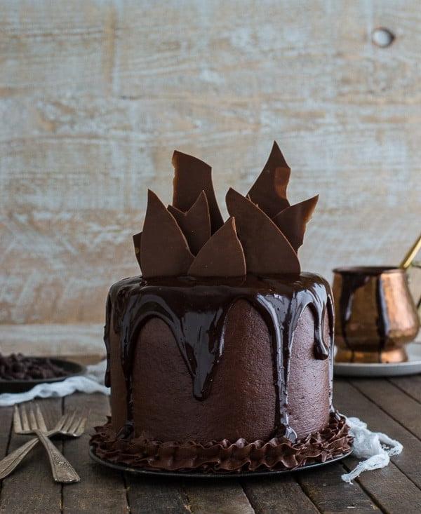 Torta al Cioccolato Cioccolato - Un'esplosione di gusto! Deliziosa Torta al Cioccolato Cioccolato guarnita con glassa al cioccolato e frosting al cioccolato su un tavolo di legno.